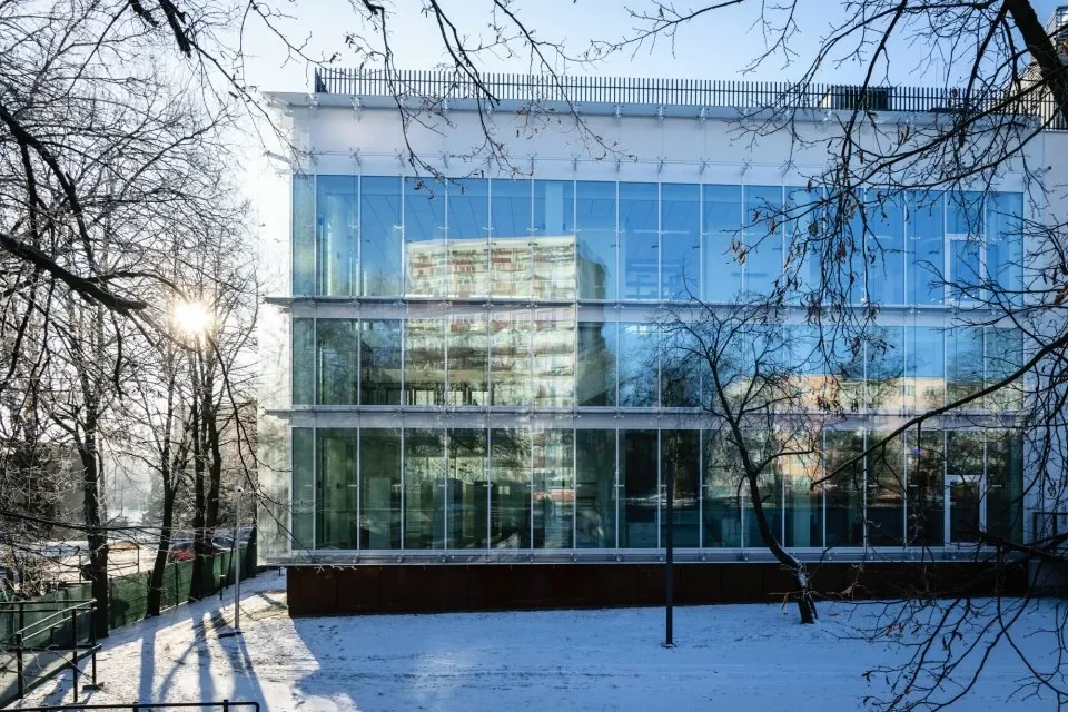 Alumínium függönyfal üveghomlokzaton