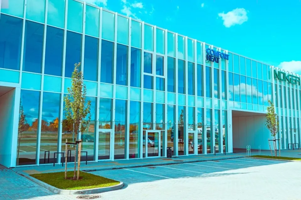 Nagy üvegfelületű alumínium függönyfal modern épületen