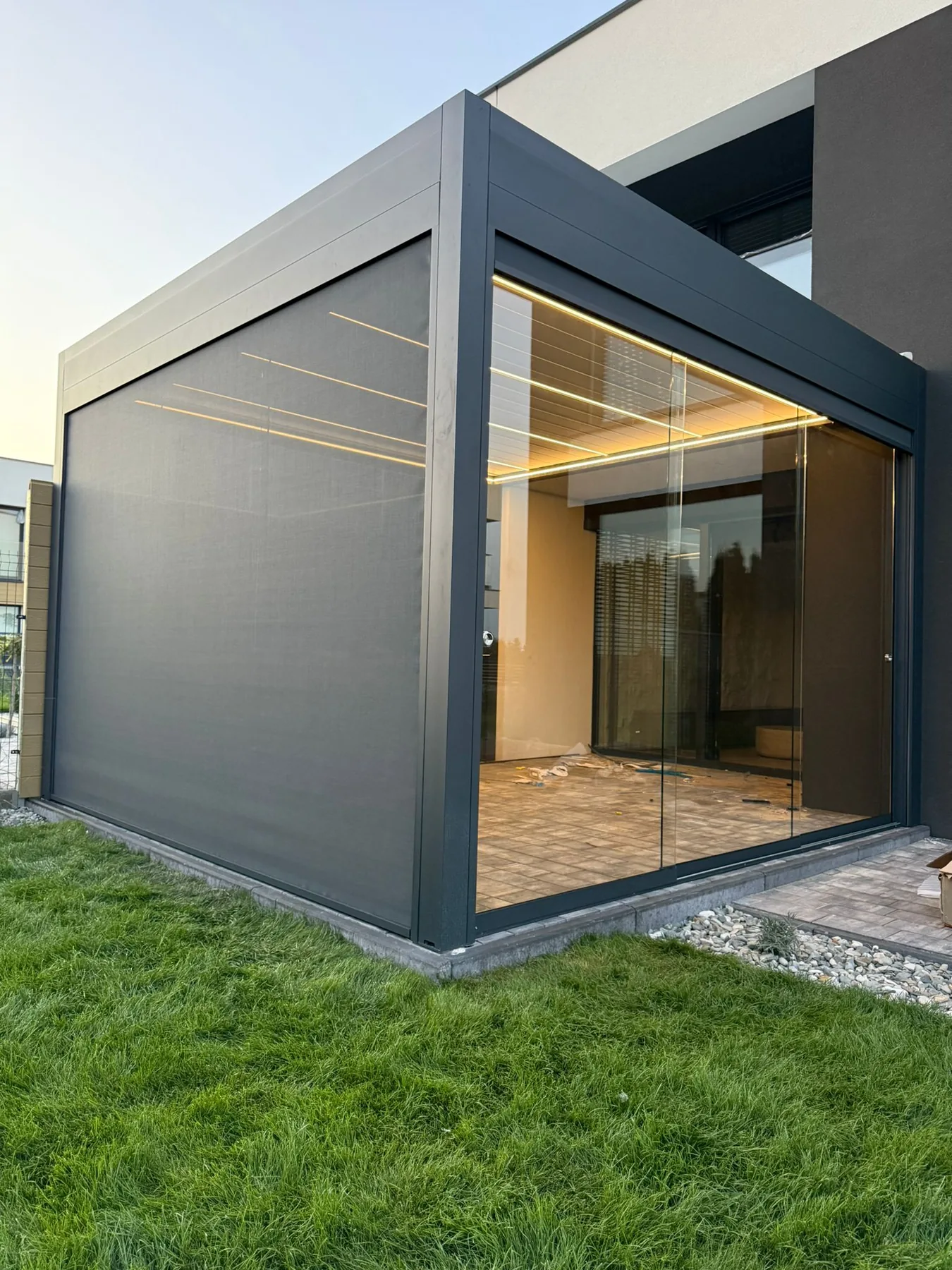 Pergola oldalfalába integrált ZIP textilárnyékoló